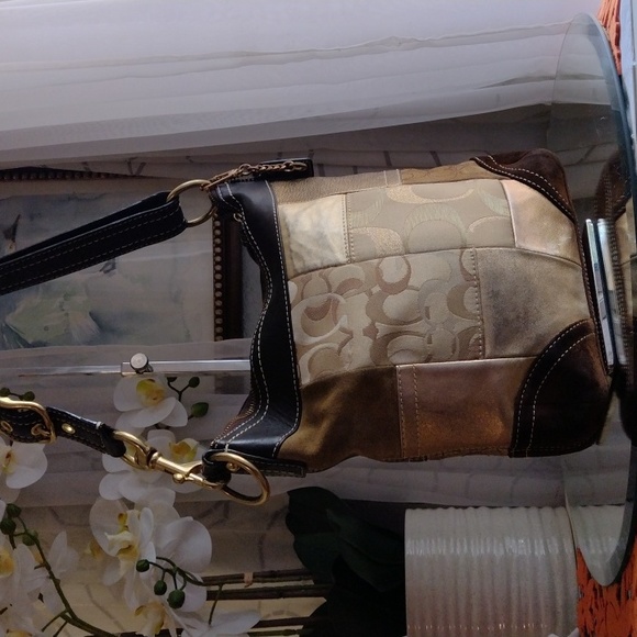 Authentic Coach legacy patchwork bag. - Picture 2 of 12